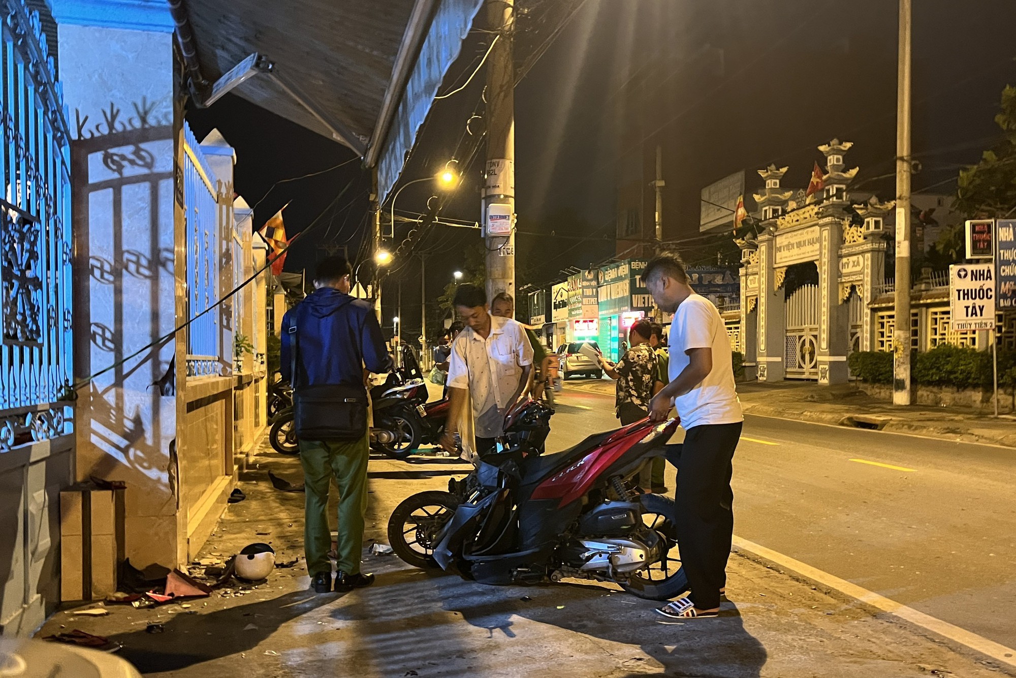 Một thanh niên chết trên vỉa hè ở TP Thủ Đức