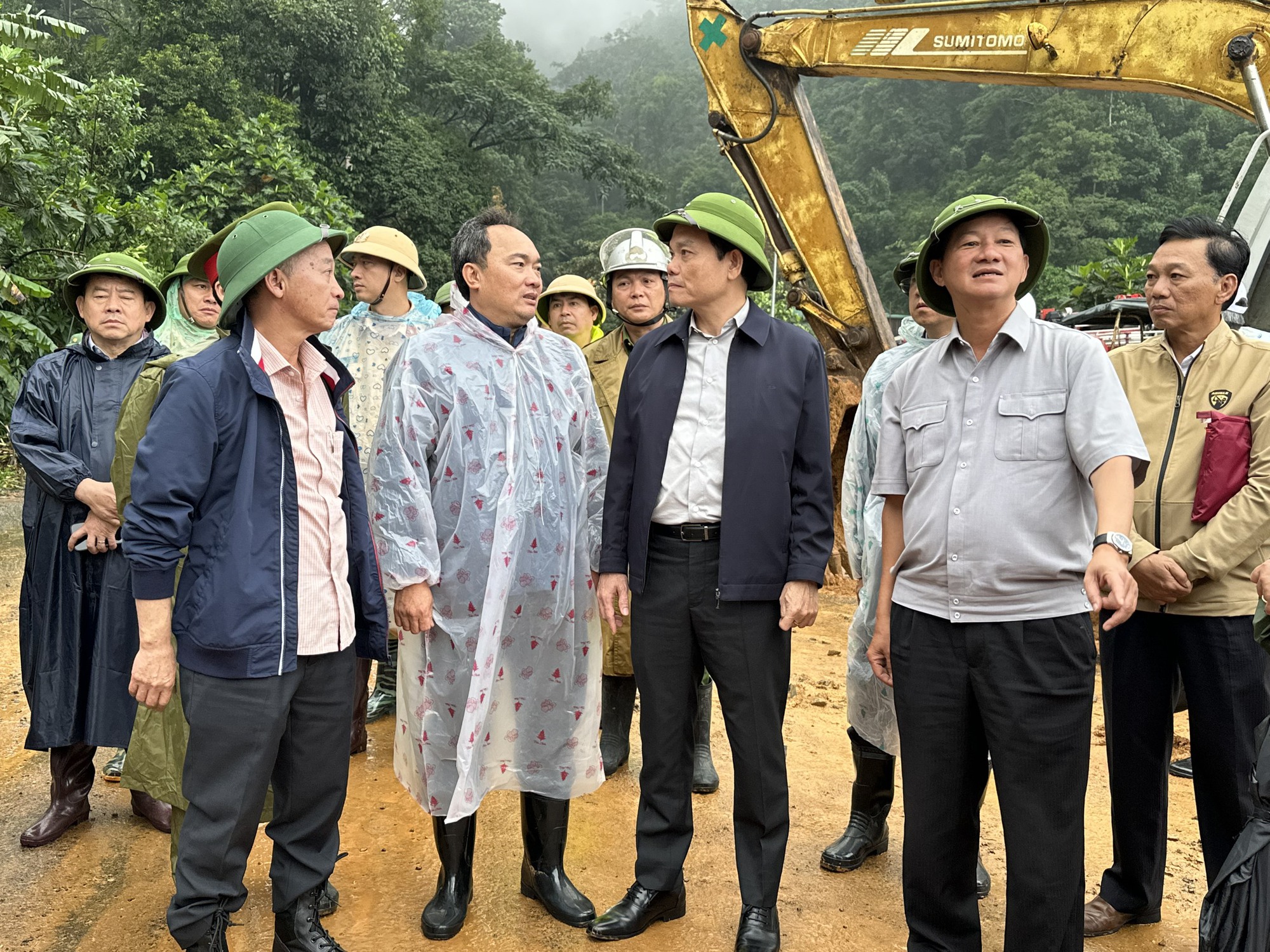 Ph&oacute; Thủ tướng Trần Lưu Quang: Khẩn trương khắc phục hậu quả vụ sạt lở đ&egrave;o Bảo Lộc - Ảnh 4.