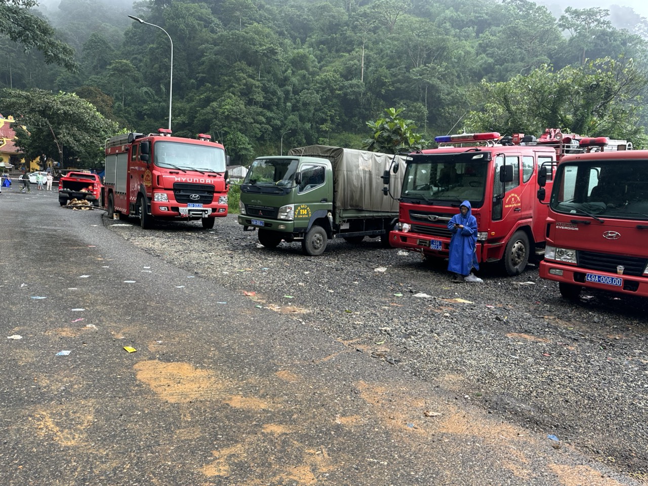 H&igrave;nh ảnh Ph&oacute; Thủ tướng Trần Lưu Quang lội b&ugrave;n v&agrave;o hiện trường vụ sạt lở đ&egrave;o Bảo Lộc - Ảnh 10.