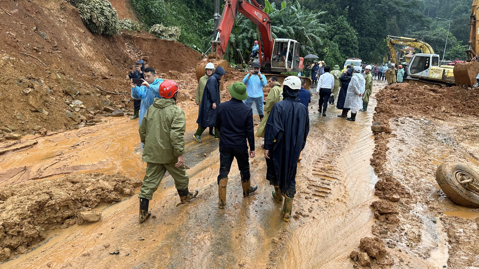 H&igrave;nh ảnh Ph&oacute; Thủ tướng Trần Lưu Quang lội b&ugrave;n v&agrave;o hiện trường vụ sạt lở đ&egrave;o Bảo Lộc - Ảnh 2.