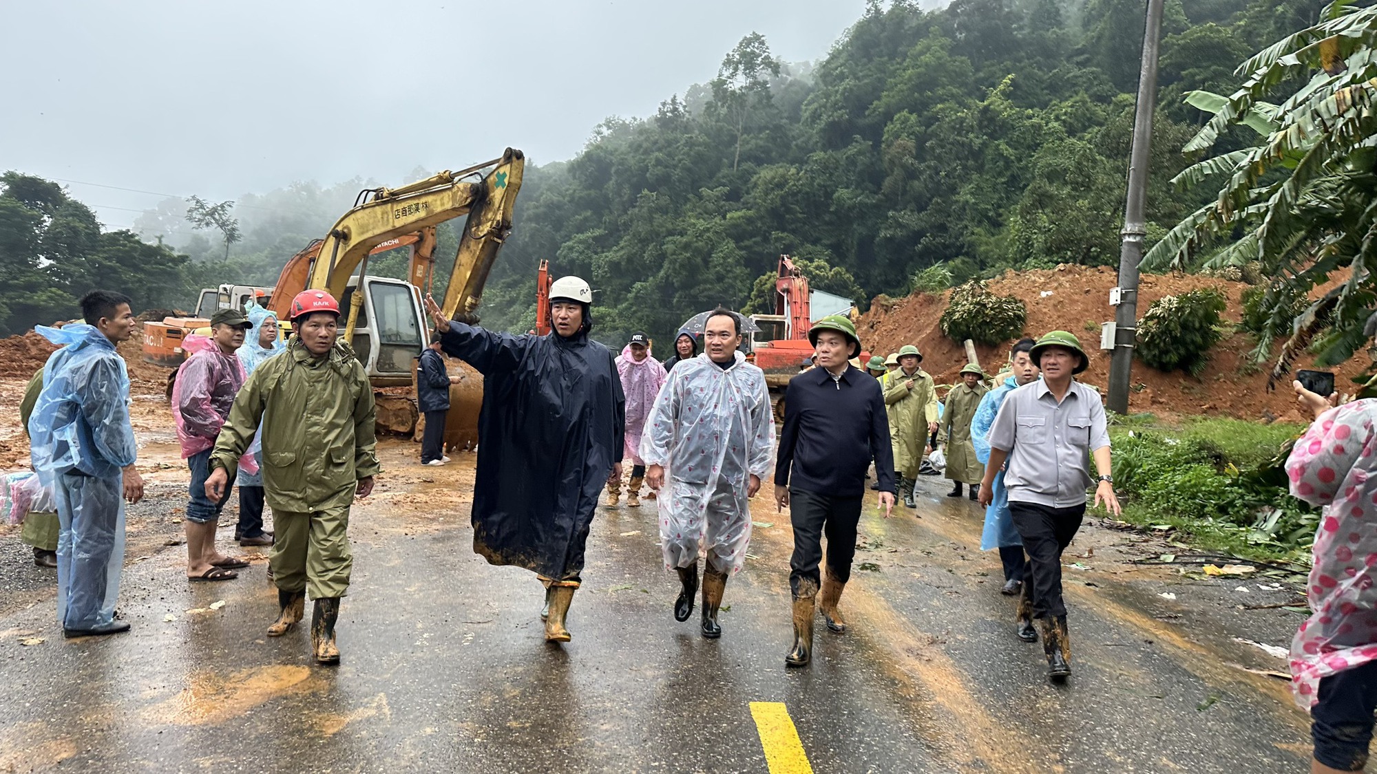 H&igrave;nh ảnh Ph&oacute; Thủ tướng Trần Lưu Quang lội b&ugrave;n v&agrave;o hiện trường vụ sạt lở đ&egrave;o Bảo Lộc