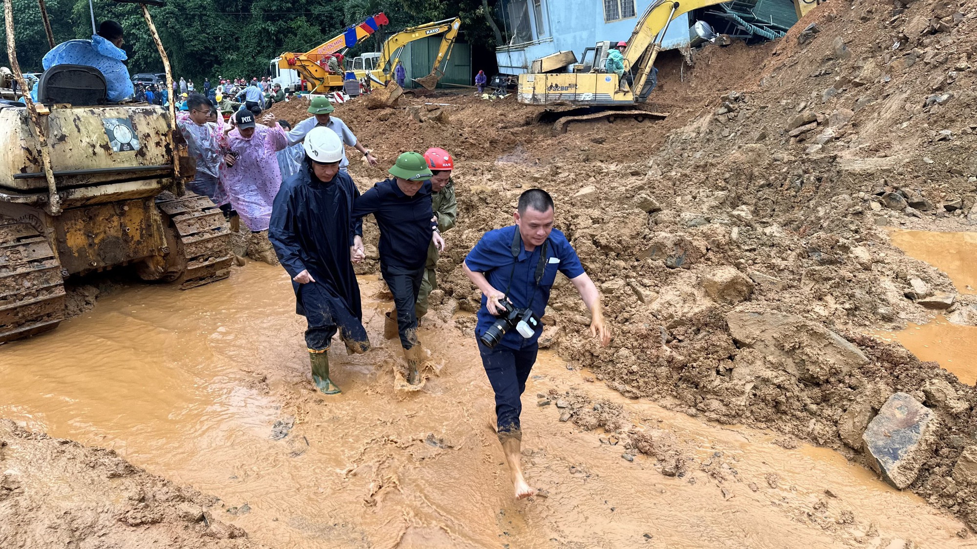 H&igrave;nh ảnh Ph&oacute; Thủ tướng Trần Lưu Quang lội b&ugrave;n v&agrave;o hiện trường vụ sạt lở đ&egrave;o Bảo Lộc - Ảnh 4.