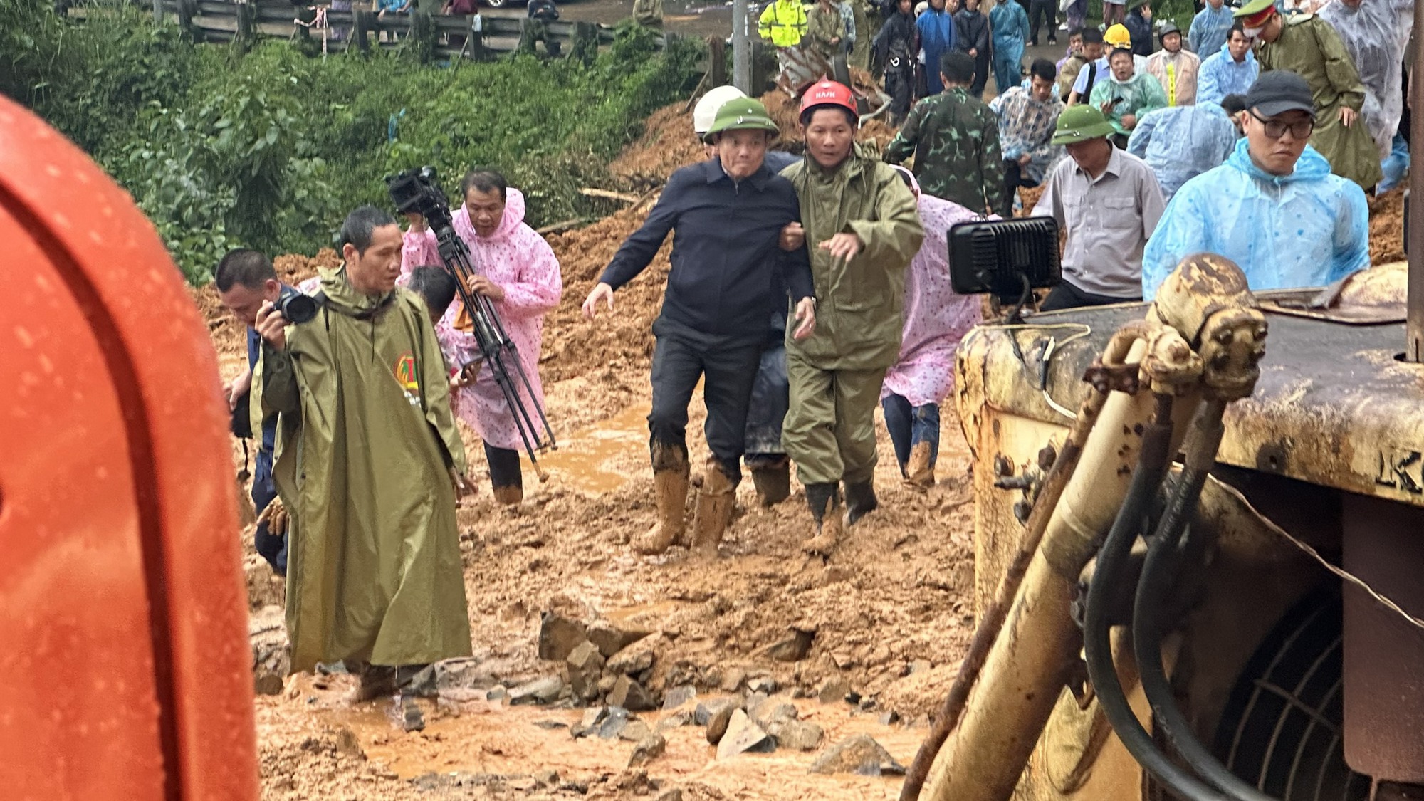 H&igrave;nh ảnh Ph&oacute; Thủ tướng Trần Lưu Quang lội b&ugrave;n v&agrave;o hiện trường vụ sạt lở đ&egrave;o Bảo Lộc - Ảnh 5.