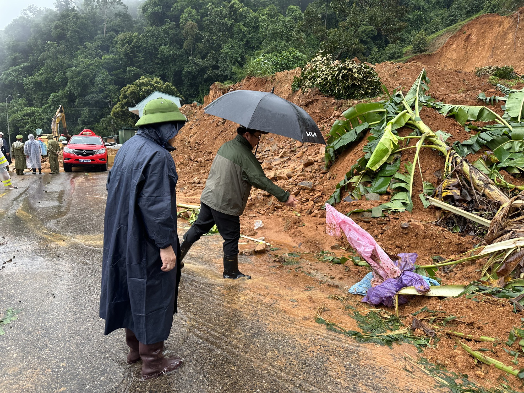 H&igrave;nh ảnh Ph&oacute; Thủ tướng Trần Lưu Quang lội b&ugrave;n v&agrave;o hiện trường vụ sạt lở đ&egrave;o Bảo Lộc - Ảnh 9.
