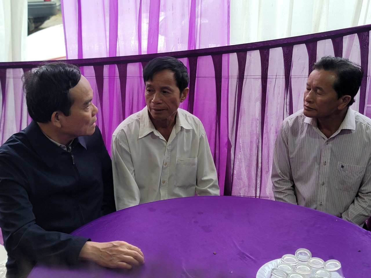 Ph&oacute; Thủ tướng Trần Lưu Quang thăm viếng c&aacute;n bộ CSGT hy sinh trong vụ sạt lở đ&egrave;o Bảo Lộc - Ảnh 3.