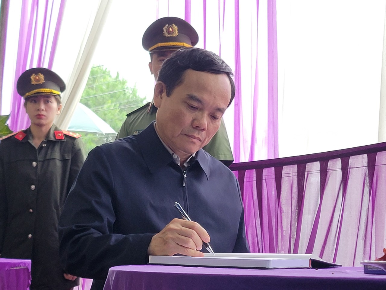 Ph&oacute; Thủ tướng Trần Lưu Quang thăm viếng c&aacute;n bộ CSGT hy sinh trong vụ sạt lở đ&egrave;o Bảo Lộc - Ảnh 4.