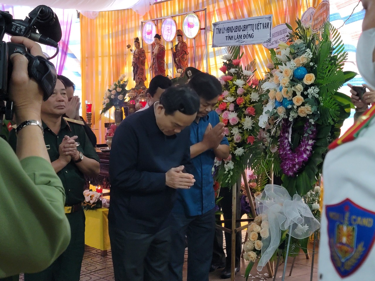 Ph&oacute; Thủ tướng Trần Lưu Quang thăm viếng c&aacute;n bộ CSGT hy sinh trong vụ sạt lở đ&egrave;o Bảo Lộc - Ảnh 2.