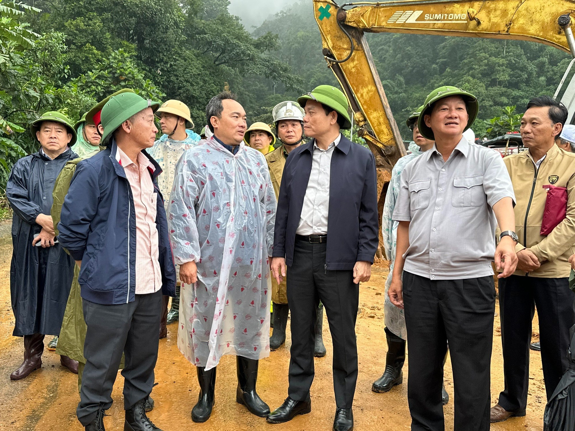 Ph&oacute; thủ tướng Trần Lưu Quang thăm viếng c&aacute;n bộ CSGT hy sinh trong vụ sạt lở đ&egrave;o Bảo Lộc
