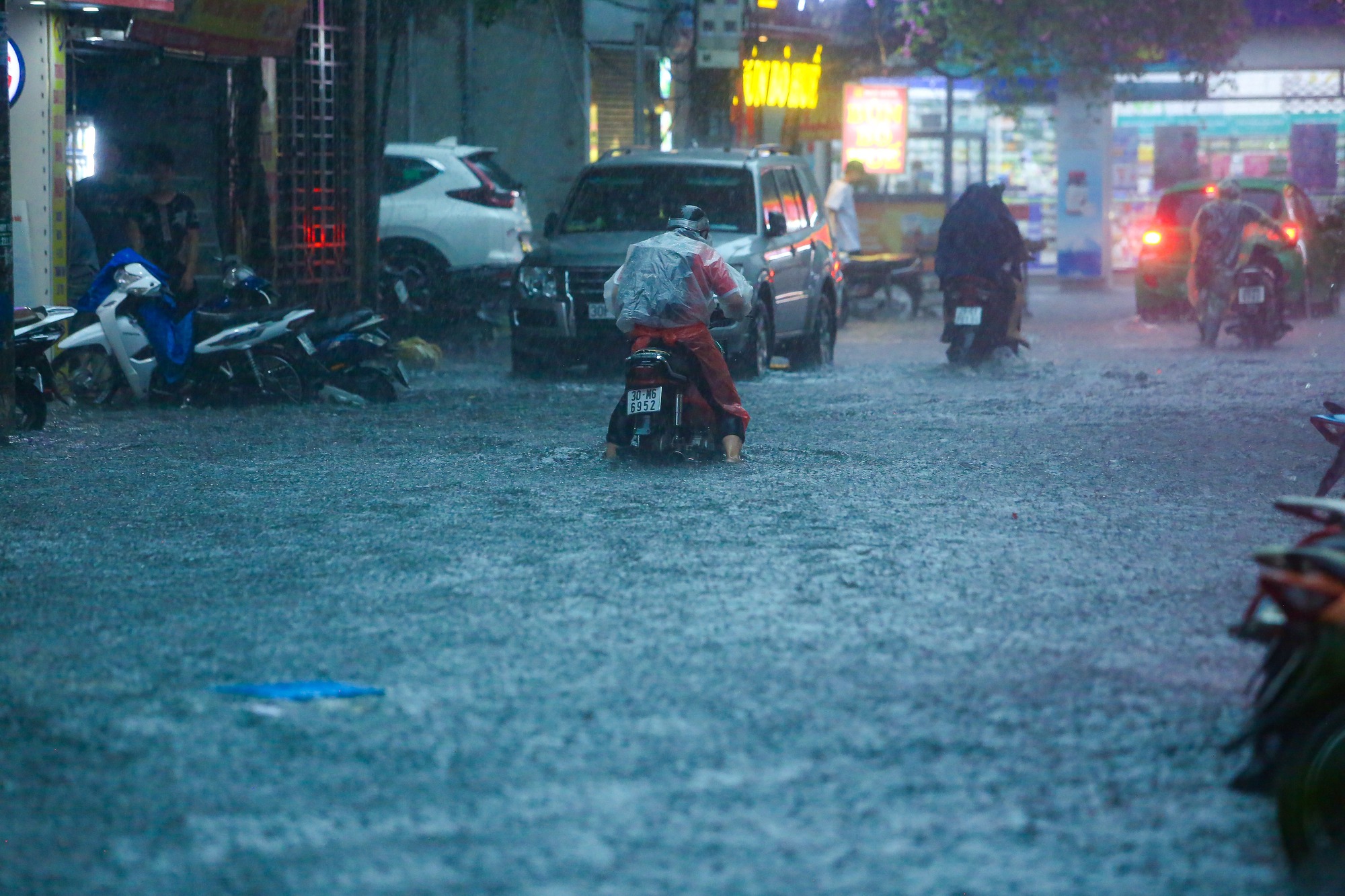 Mưa lớn l&agrave;m nhiều tuyến phố H&agrave; Nội ngập s&acirc;u, h&agrave;ng loạt phương tiện chết m&aacute;y - Ảnh 14.