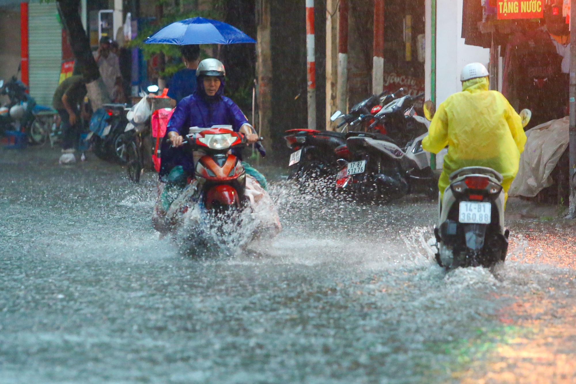 Mưa lớn l&agrave;m nhiều tuyến phố H&agrave; Nội ngập s&acirc;u, h&agrave;ng loạt phương tiện chết m&aacute;y - Ảnh 4.