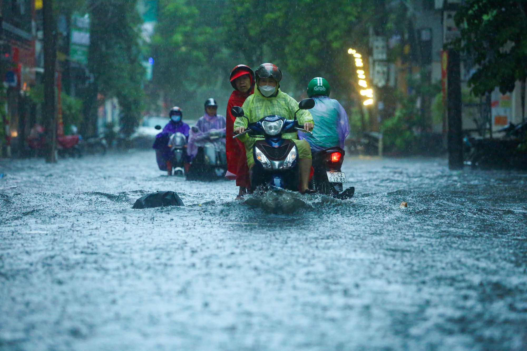 Mưa lớn l&agrave;m nhiều tuyến phố H&agrave; Nội ngập s&acirc;u, h&agrave;ng loạt phương tiện chết m&aacute;y - Ảnh 12.