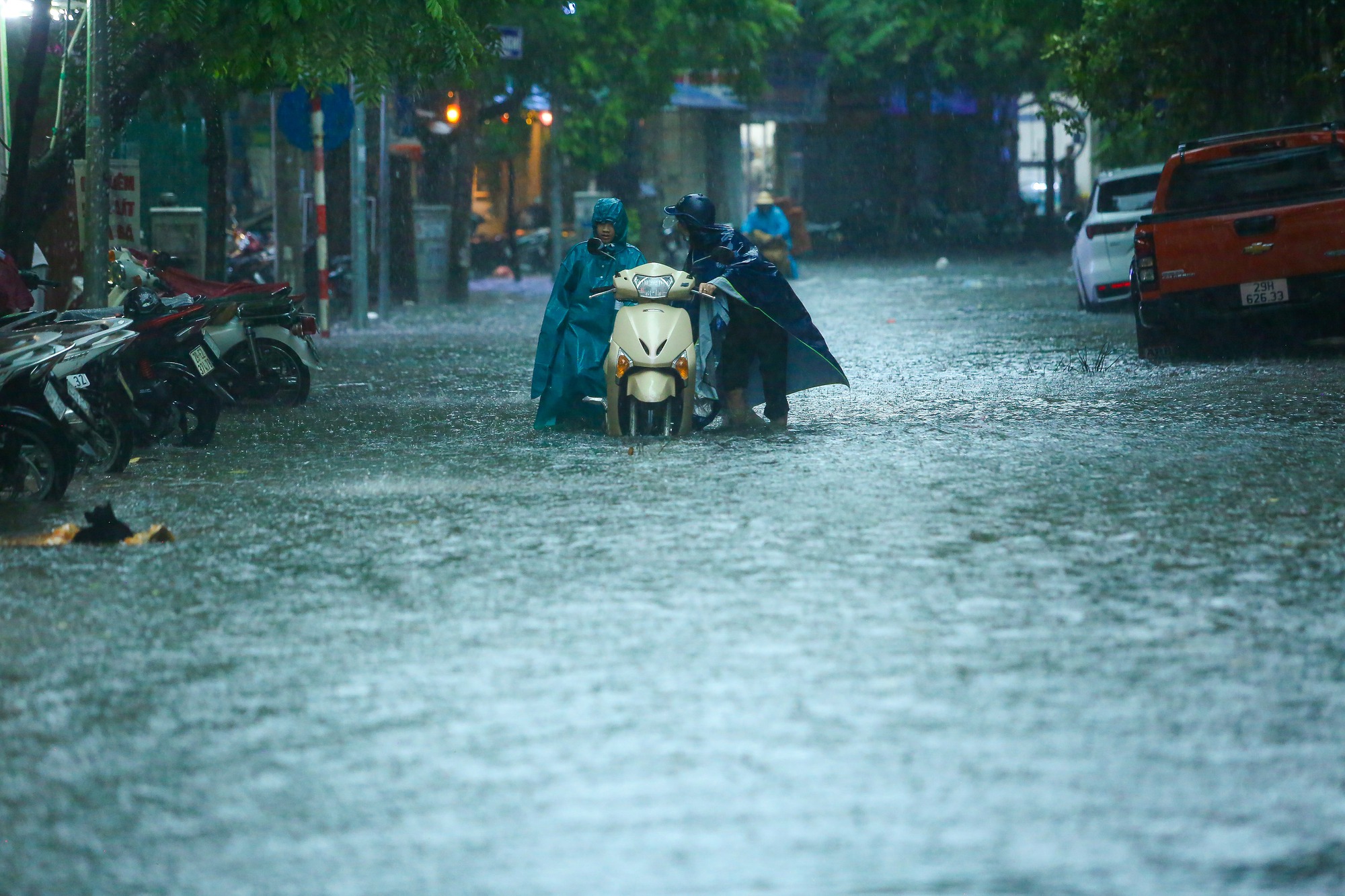 Mưa lớn l&agrave;m nhiều tuyến phố H&agrave; Nội ngập s&acirc;u, h&agrave;ng loạt phương tiện chết m&aacute;y - Ảnh 15.