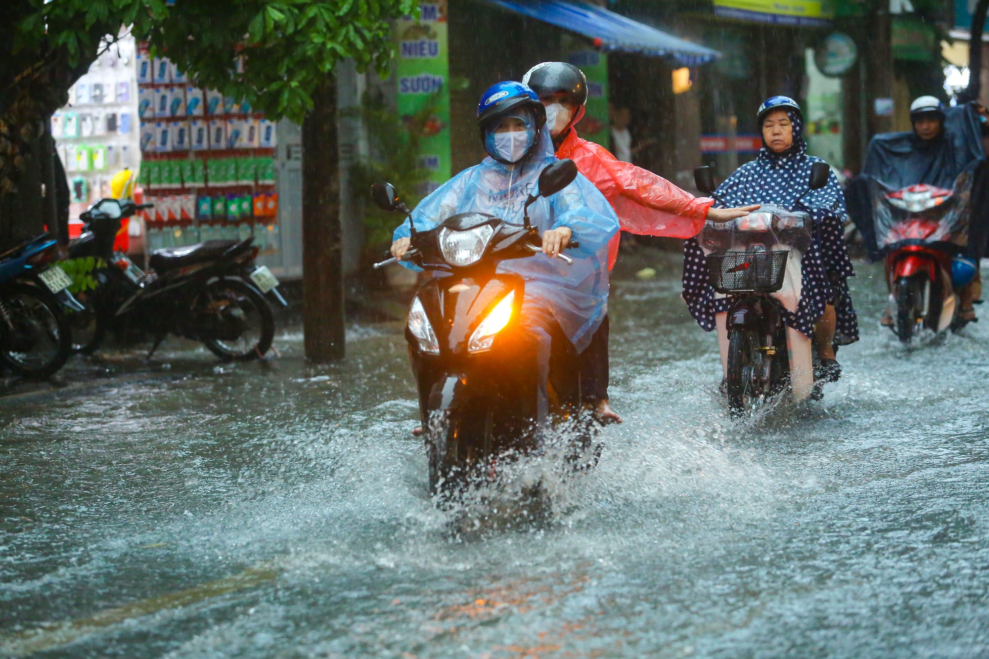 Mưa lớn l&agrave;m nhiều tuyến phố H&agrave; Nội ngập s&acirc;u, h&agrave;ng loạt phương tiện chết m&aacute;y - Ảnh 1.
