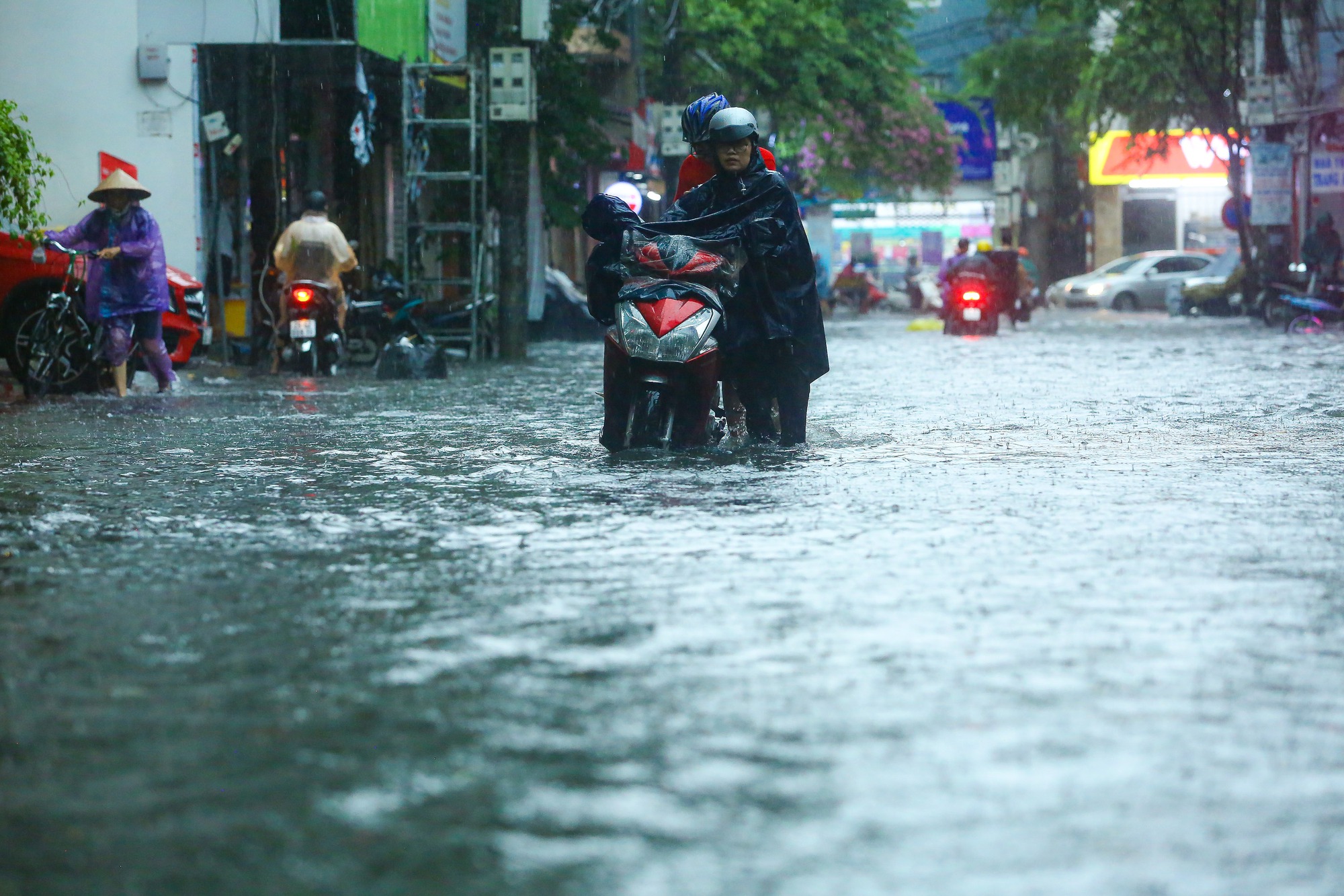 Mưa lớn l&agrave;m nhiều tuyến phố H&agrave; Nội ngập s&acirc;u, h&agrave;ng loạt phương tiện chết m&aacute;y - Ảnh 9.