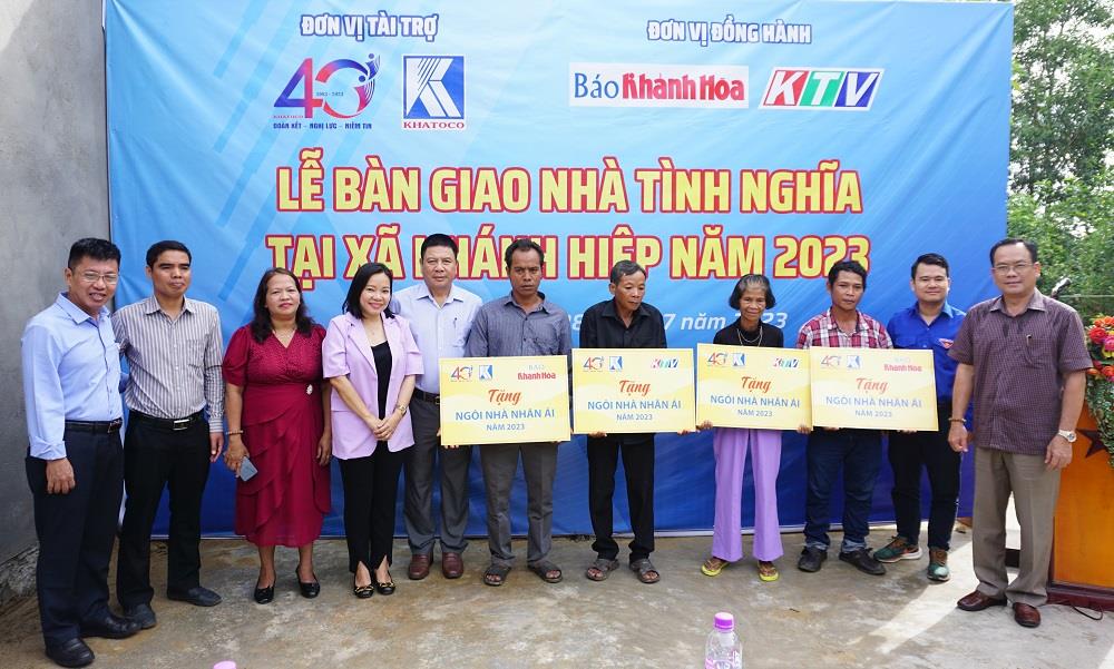 Khatoco b&agrave;n giao 4 căn nh&agrave; t&igrave;nh nghĩa cho hộ ngh&egrave;o x&atilde; Kh&aacute;nh Hiệp - Ảnh 1.