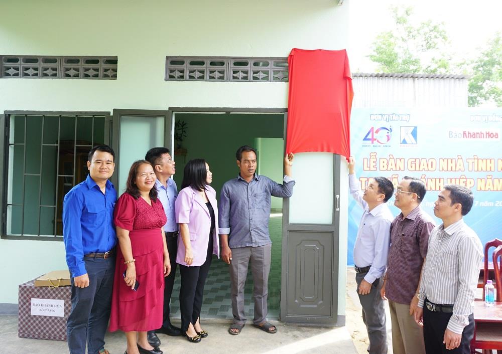 Khatoco b&agrave;n giao 4 căn nh&agrave; t&igrave;nh nghĩa cho hộ ngh&egrave;o x&atilde; Kh&aacute;nh Hiệp - Ảnh 4.