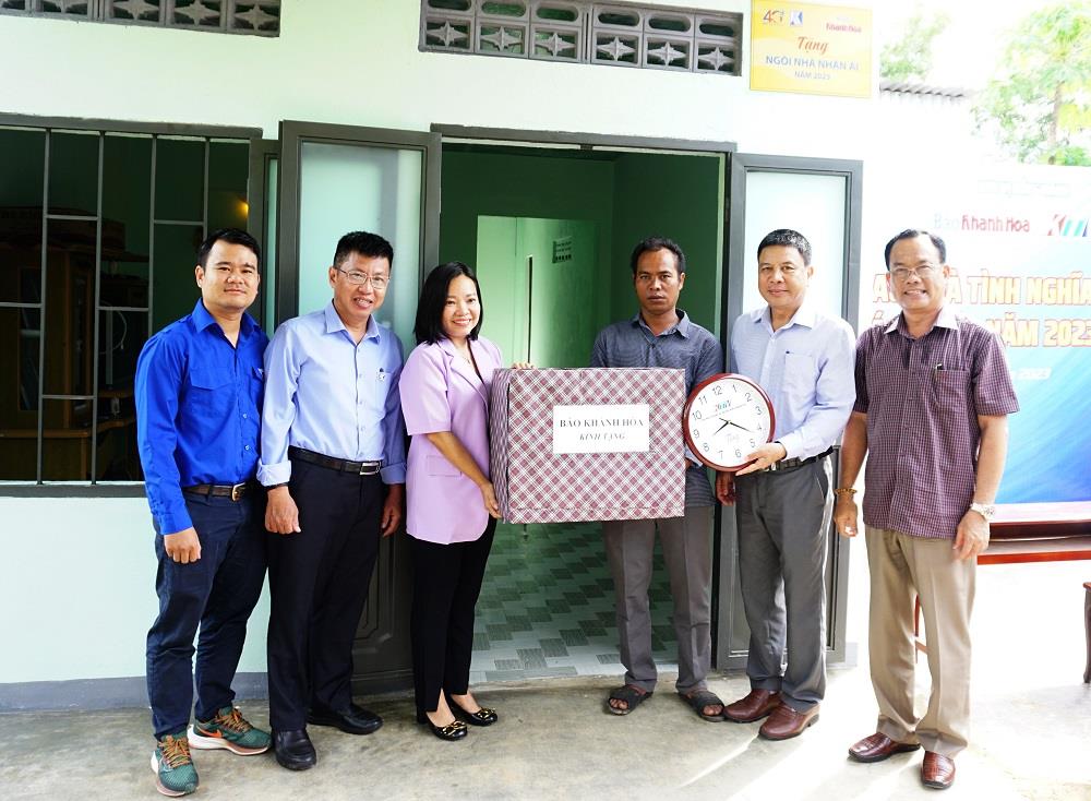 Khatoco b&agrave;n giao 4 căn nh&agrave; t&igrave;nh nghĩa cho hộ ngh&egrave;o x&atilde; Kh&aacute;nh Hiệp - Ảnh 5.