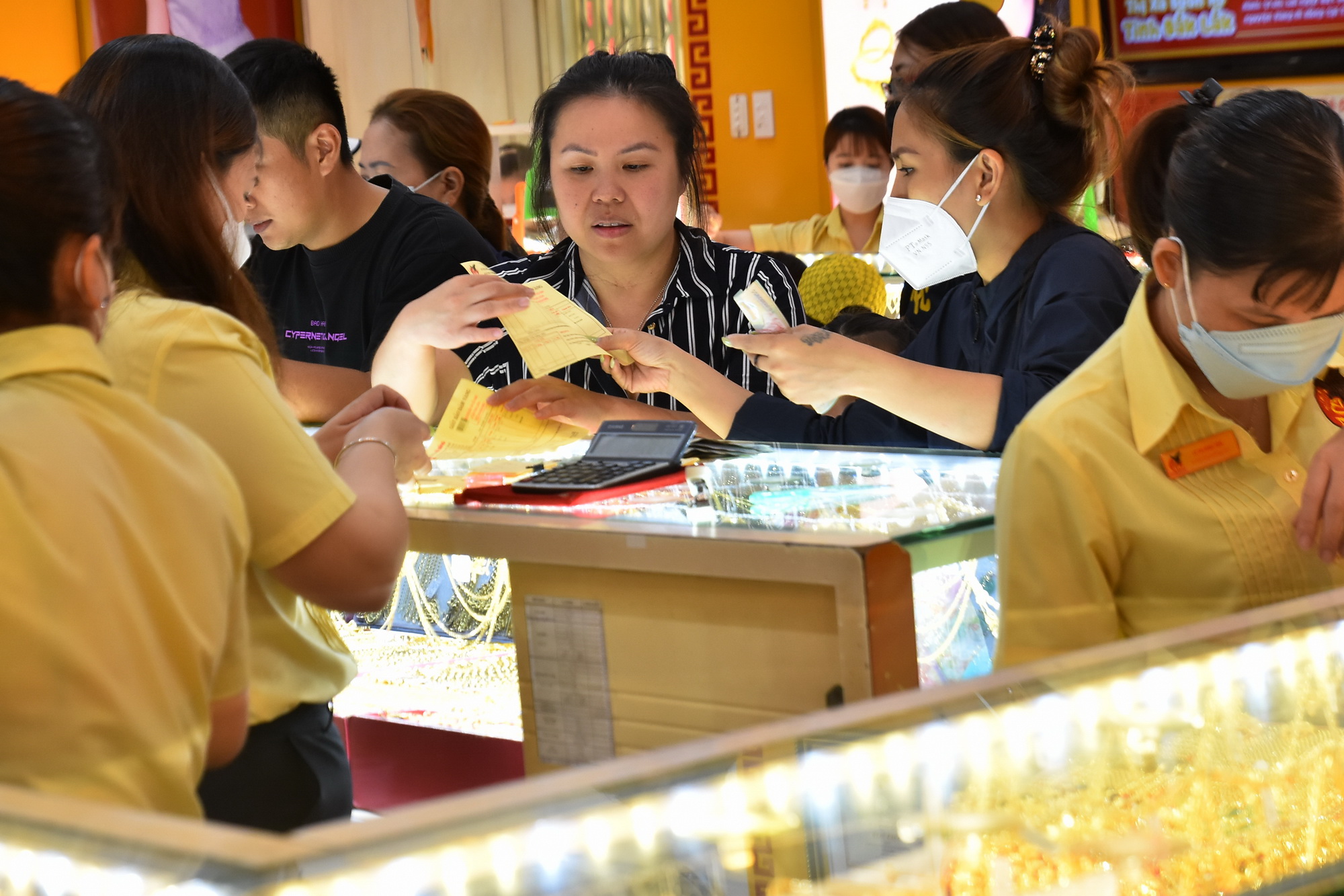 Gi&aacute; v&agrave;ng h&ocirc;m nay 1-8: V&agrave;ng trong nước biến động tr&aacute;i chiều - Ảnh 1.