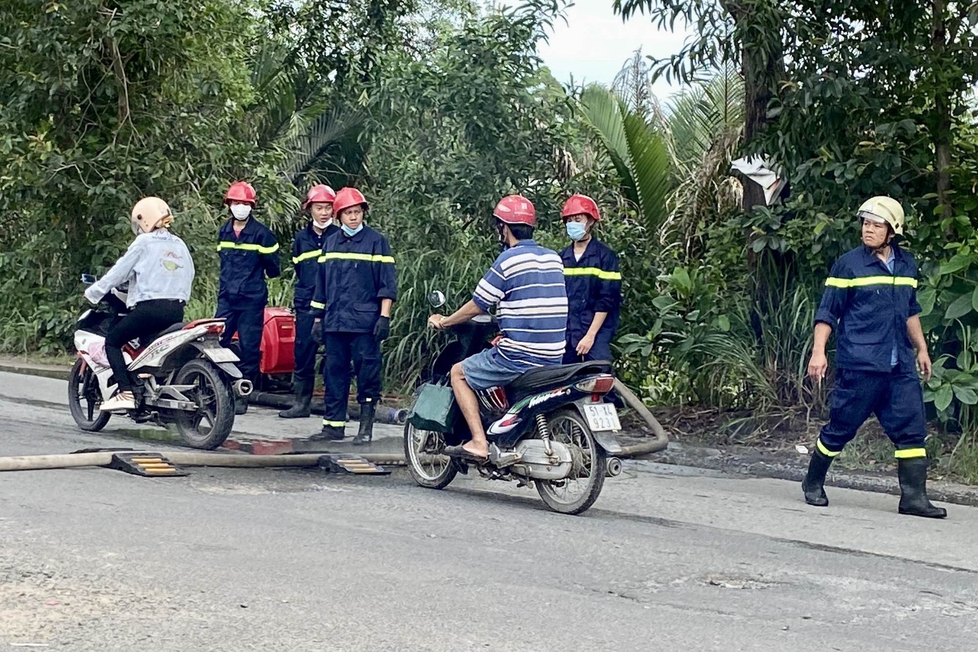 Xưởng gỗ một c&ocirc;ng ty ở TP Thủ Đức bốc ch&aacute;y - Ảnh 3.