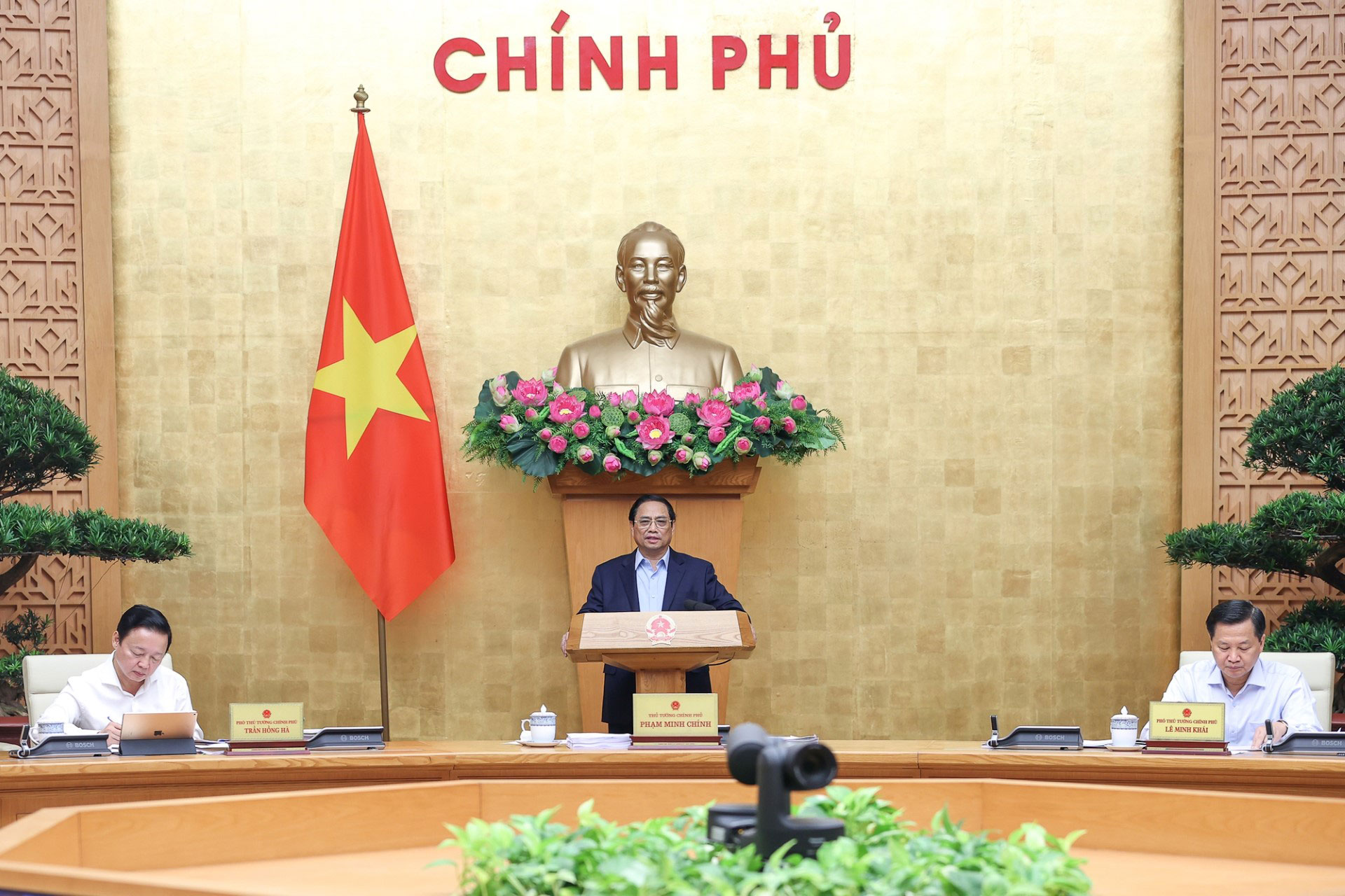 Thủ tướng: Chủ động hỗ trợ doanh nghiệp