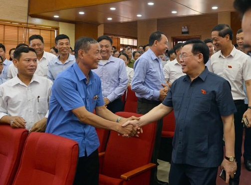 Chủ tịch Quốc hội Vương Đ&igrave;nh Huệ tiếp x&uacute;c cử tri Hải Ph&ograve;ng - Ảnh 1.