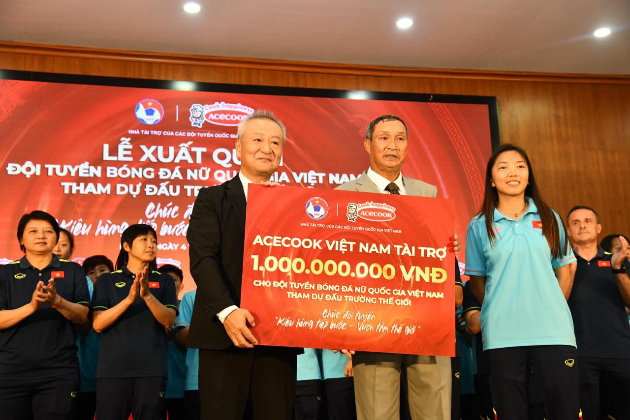 Tuyển nữ tiếp tục nhận "quà" 1 tỉ đồng trước khi lên đường dự World Cup