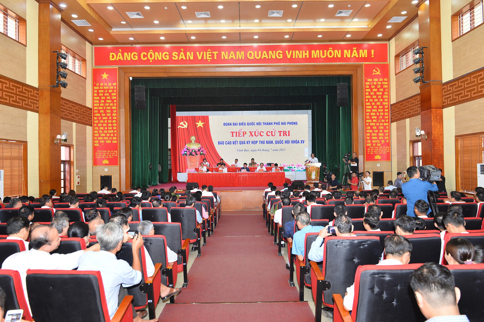 Chủ tịch Quốc hội Vương Đ&igrave;nh Huệ tiếp x&uacute;c cử tri Hải Ph&ograve;ng - Ảnh 4.