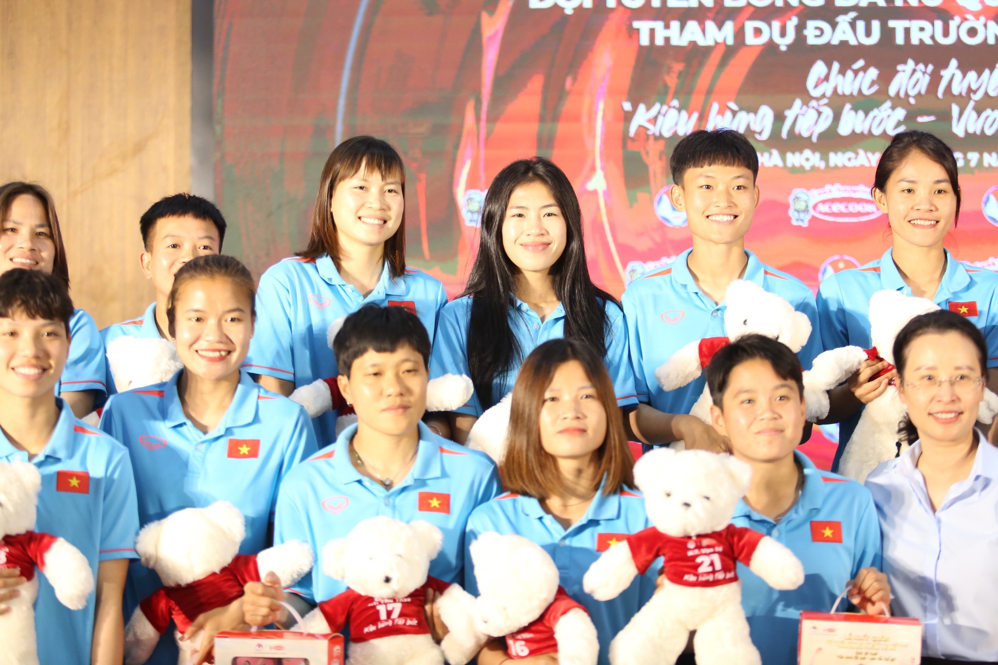 Chờ tuyển nữ thể hiện "tinh thần Việt Nam"