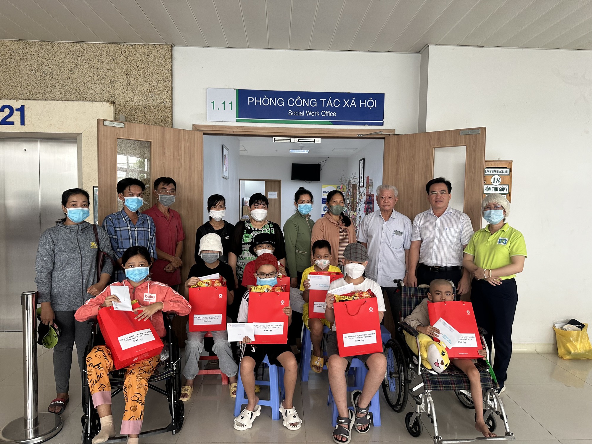 Chương tr&igrave;nh &ldquo; Hỗ trợ bệnh nhi ung thư&rdquo; tiếp tục gi&uacute;p 10 em điều trị bệnh - Ảnh 2.