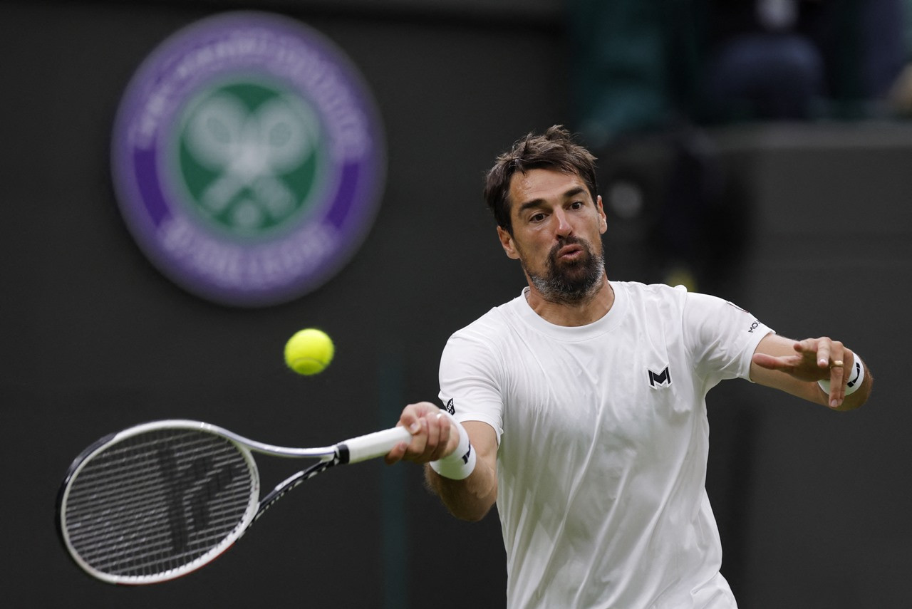 Alcaraz tiến v&agrave;o v&ograve;ng 2, Wimbledon chứng kiến 69 trận đấu bị ho&atilde;n v&agrave; dời lại - Ảnh 3.