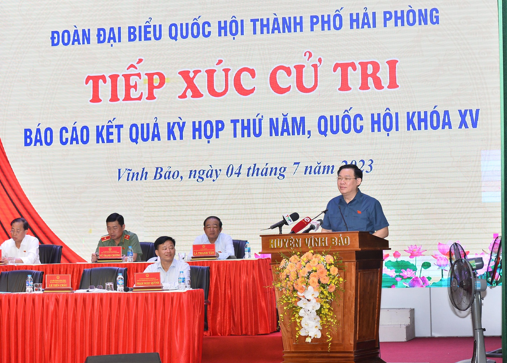 Chủ tịch Quốc hội Vương Đ&igrave;nh Huệ tiếp x&uacute;c cử tri Hải Ph&ograve;ng - Ảnh 2.