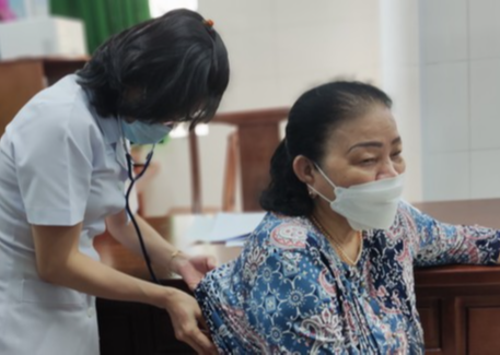 Dịch COVID-19 hôm nay: Số mắc giảm, bệnh nhân nặng tăng