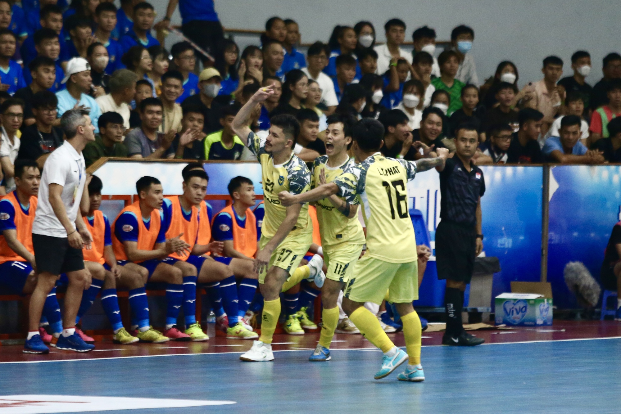 Derby futsal TP HCM kịch t&iacute;nh với 10 b&agrave;n thắng, kh&aacute;n đ&agrave;i k&iacute;n chỗ - Ảnh 4.