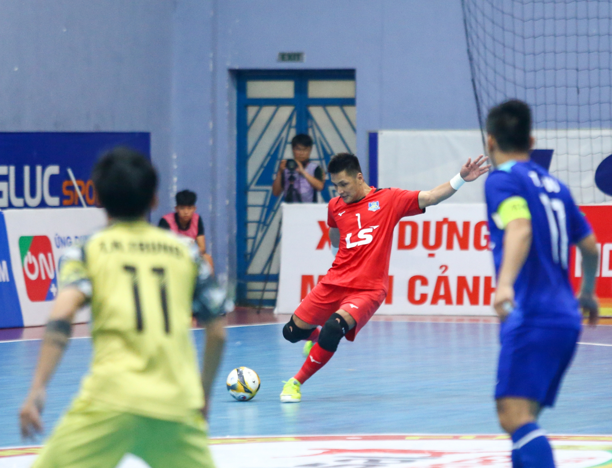 Derby futsal TP HCM kịch t&iacute;nh với 10 b&agrave;n thắng, kh&aacute;n đ&agrave;i k&iacute;n chỗ - Ảnh 2.