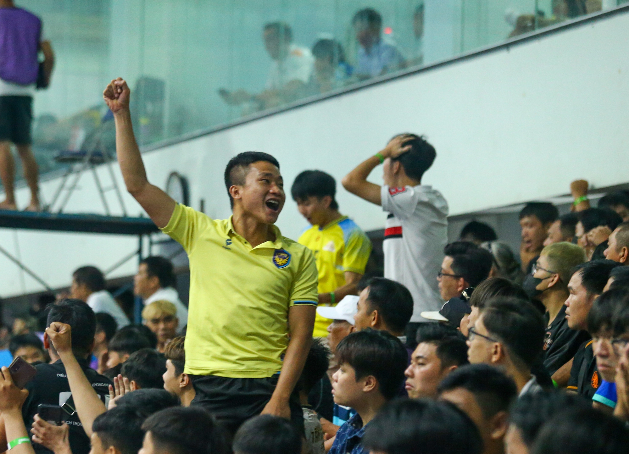 Derby futsal TP HCM kịch t&iacute;nh với 10 b&agrave;n thắng, kh&aacute;n đ&agrave;i k&iacute;n chỗ - Ảnh 8.