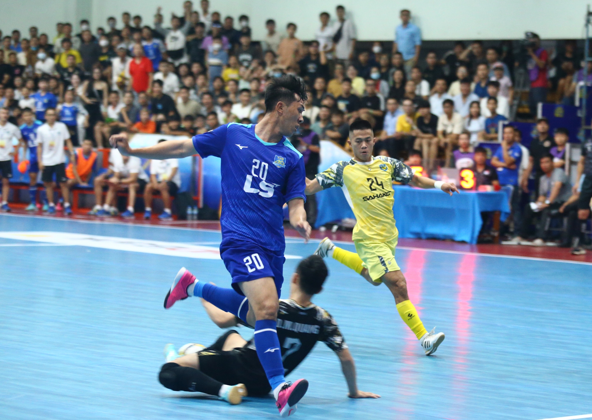 Derby futsal TP HCM kịch t&iacute;nh với 10 b&agrave;n thắng, kh&aacute;n đ&agrave;i k&iacute;n chỗ - Ảnh 5.