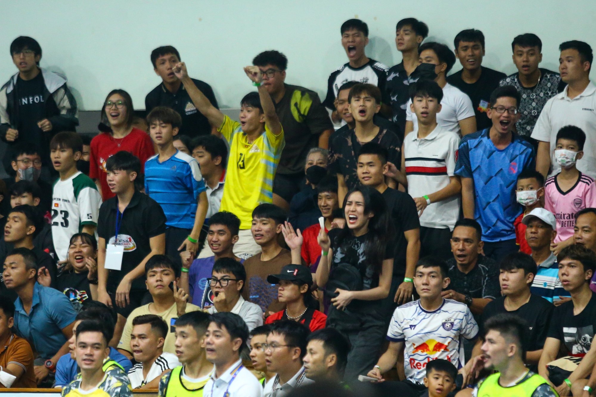 Derby futsal TP HCM kịch t&iacute;nh với 10 b&agrave;n thắng, kh&aacute;n đ&agrave;i k&iacute;n chỗ - Ảnh 10.