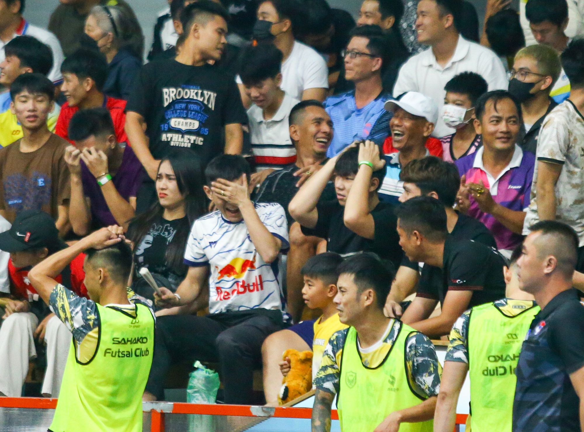 Derby futsal TP HCM kịch t&iacute;nh với 10 b&agrave;n thắng, kh&aacute;n đ&agrave;i k&iacute;n chỗ - Ảnh 9.