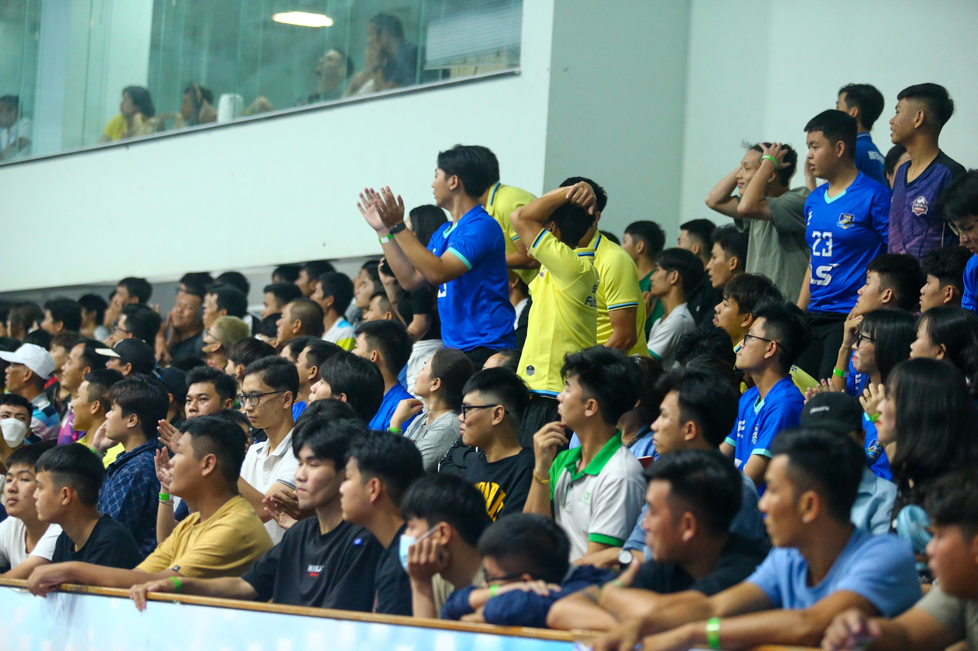 Derby futsal TP HCM kịch t&iacute;nh với 10 b&agrave;n thắng, kh&aacute;n đ&agrave;i k&iacute;n chỗ - Ảnh 11.