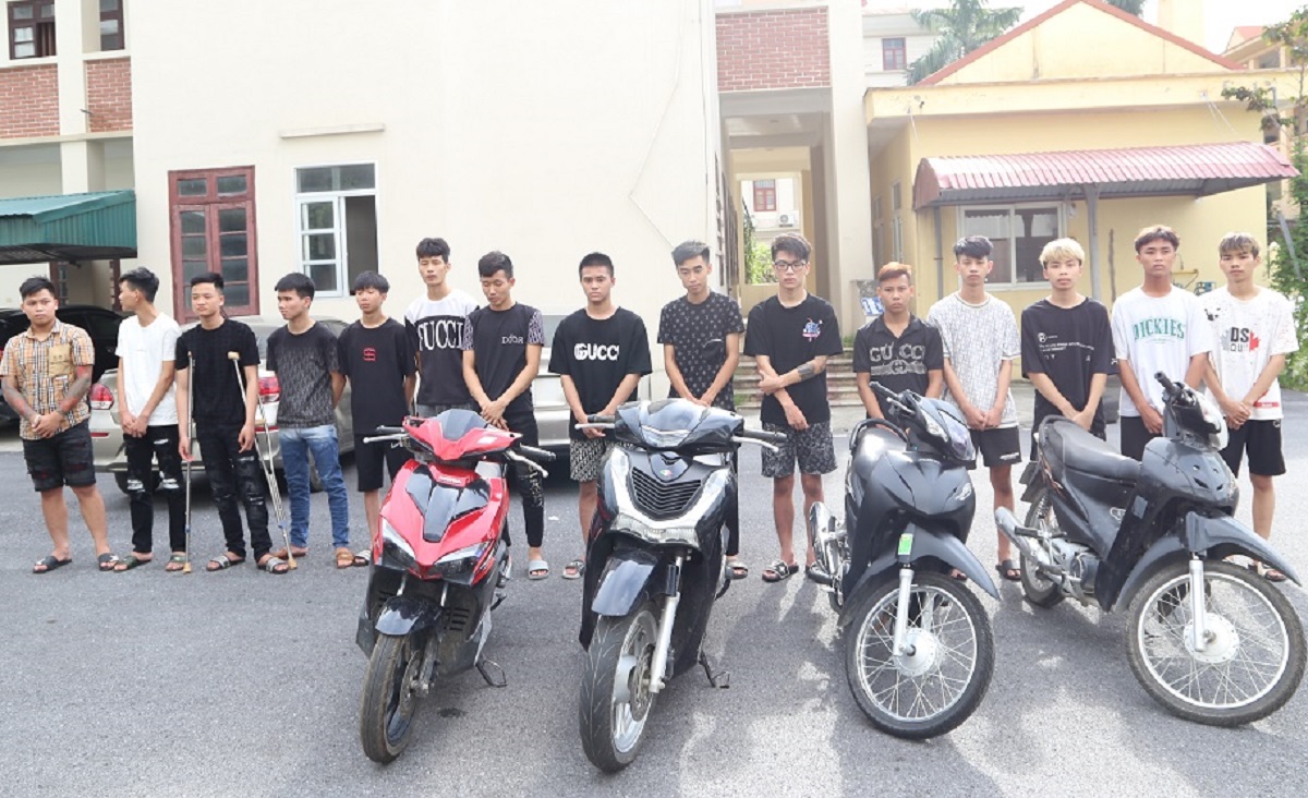 Khởi tố 15 thanh, thiếu ni&ecirc;n g&acirc;y n&aacute;o loạn đường phố, v&ocirc; cớ đập vỏ chai bia v&agrave;o người đi đường - Ảnh 1.