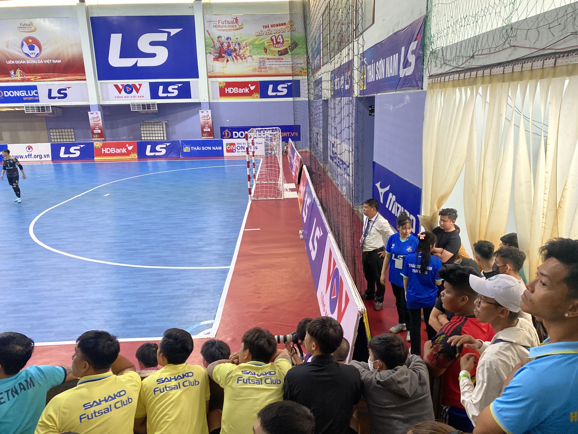 Derby futsal TP HCM kịch t&iacute;nh với 10 b&agrave;n thắng, kh&aacute;n đ&agrave;i k&iacute;n chỗ - Ảnh 7.