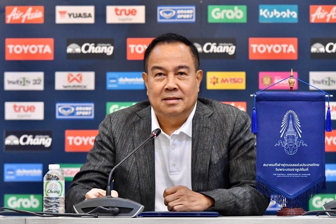 Chủ tịch Liên đoàn bóng đá Thái Lan bị ngăn từ chức