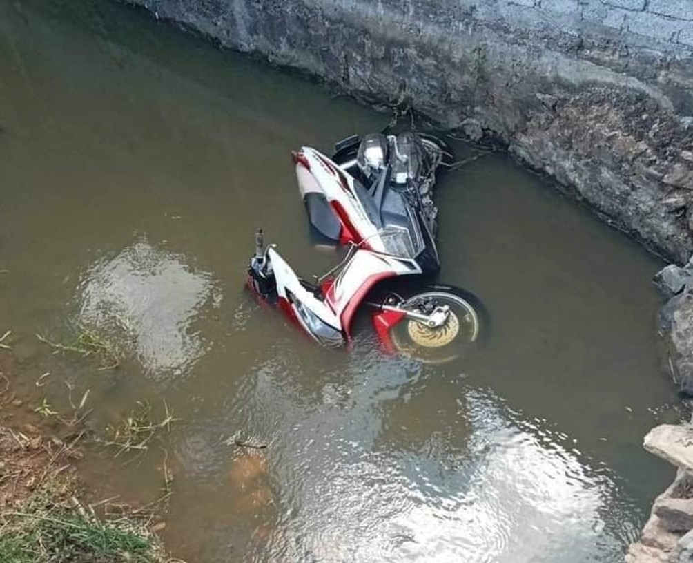 Xe máy lao xuống mương nước, 2 thanh niên thương vong
