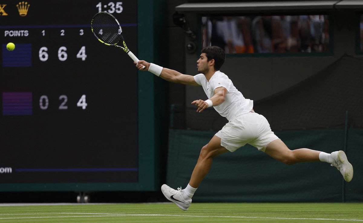 Alcaraz tiến v&agrave;o v&ograve;ng 2, Wimbledon chứng kiến 69 trận đấu bị ho&atilde;n v&agrave; dời lại - Ảnh 2.