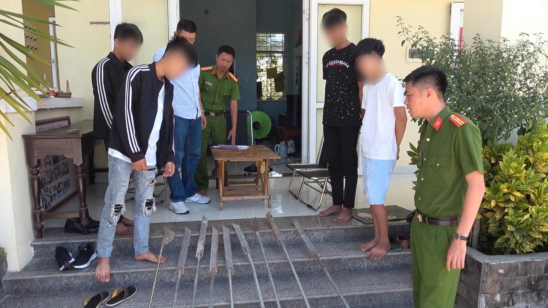 Tàng trữ hung khí, nhóm thanh thiếu niên bỏ chạy khi gặp công an