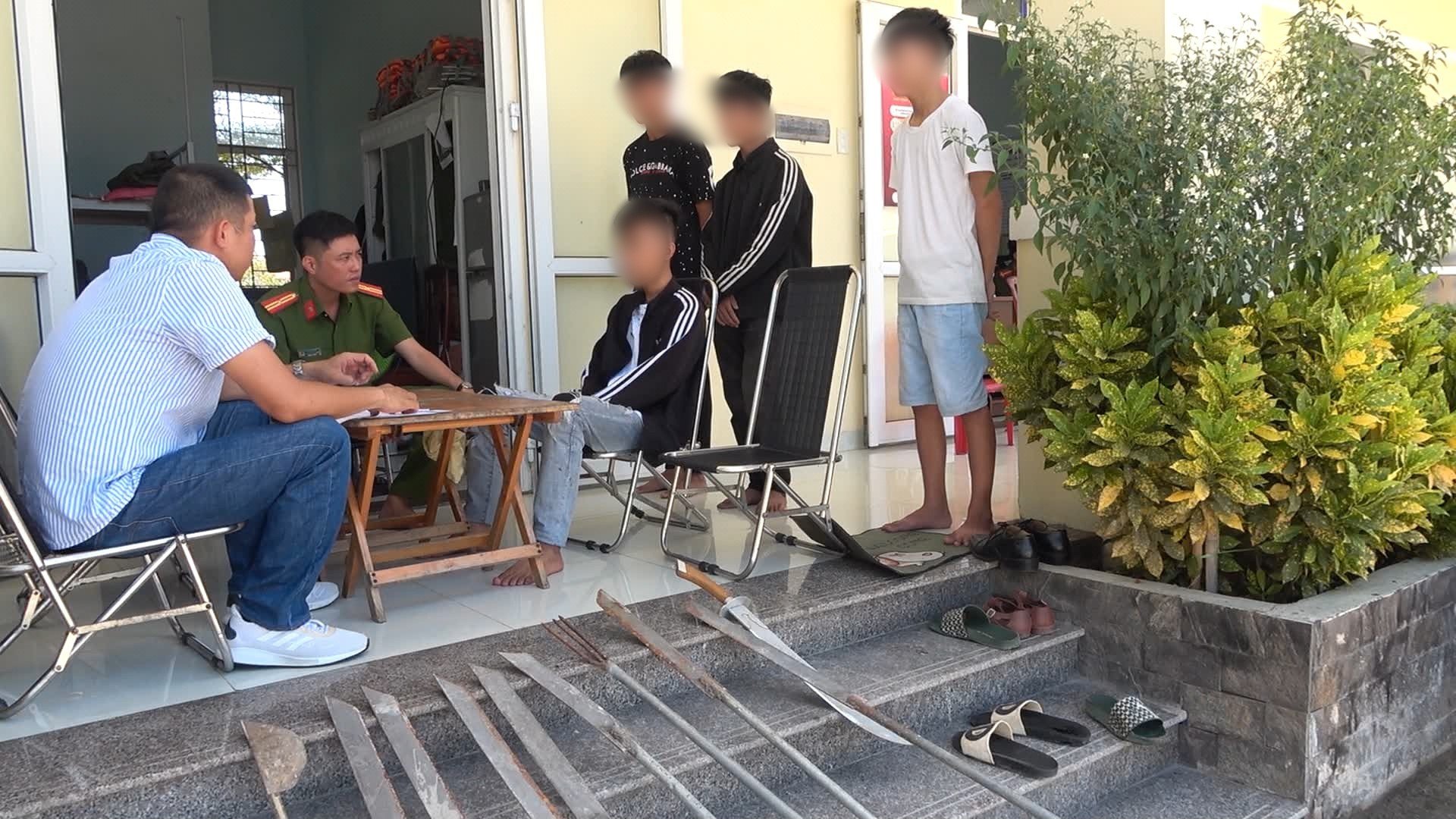 Nh&oacute;m thanh thiếu ni&ecirc;n t&agrave;ng trữ hung kh&iacute; bỏ chạy khi gặp c&ocirc;ng an - Ảnh 1.