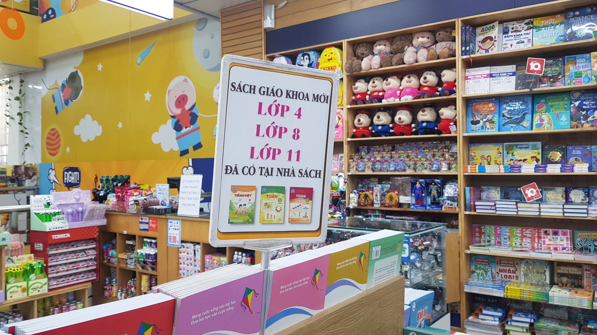 Phụ huynh lùng sục mua sách giáo khoa lớp 4, 8 và 11 - Ảnh 1.