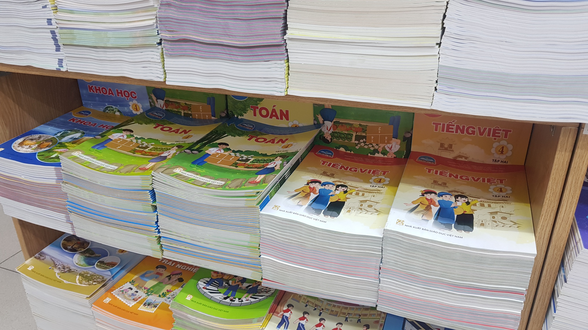 Phụ huynh lùng sục mua sách giáo khoa lớp 4, 8 và 11 - Ảnh 4.