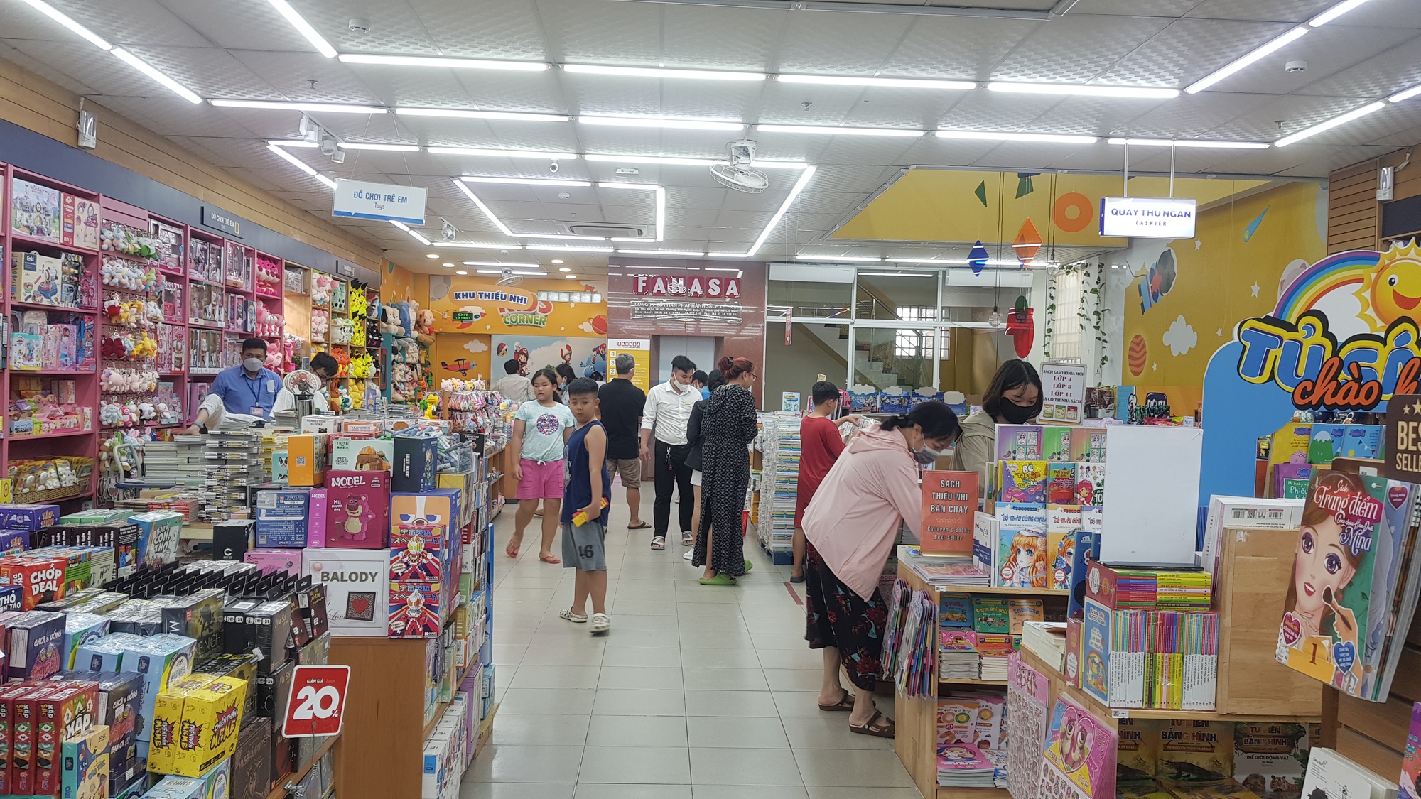 Phụ huynh lùng sục mua sách giáo khoa lớp 4, 8 và 11 - Ảnh 3.