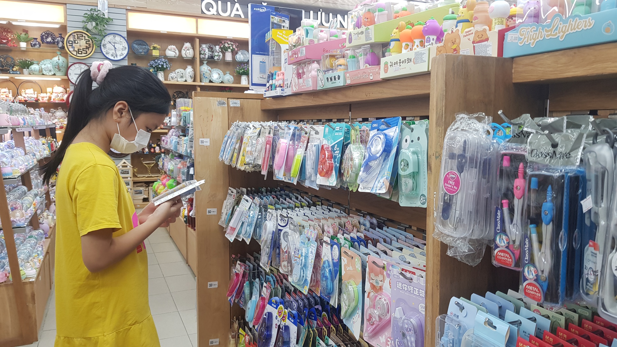 Phụ huynh lùng sục mua sách giáo khoa lớp 4, 8 và 11 - Ảnh 10.